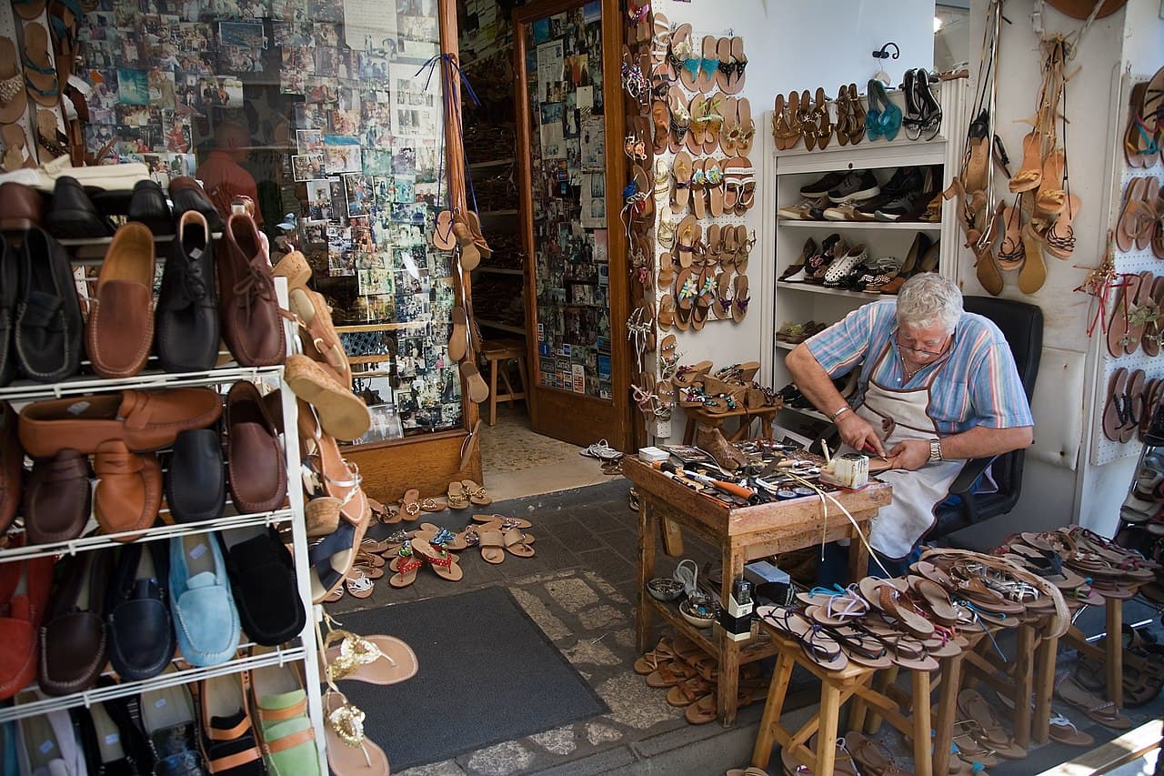 Zapatero reparando calzado en el taller ZAPA